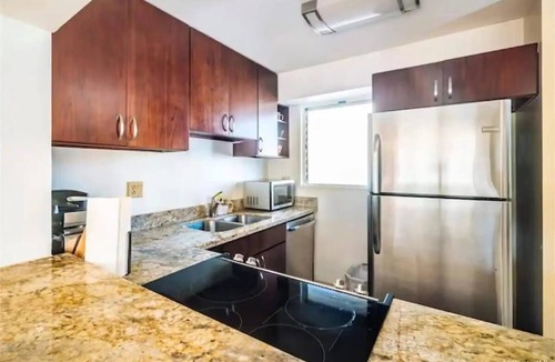 Waikiki Apartment | NEW RENO 2 apts fit 12! 2 car parking, pool & more