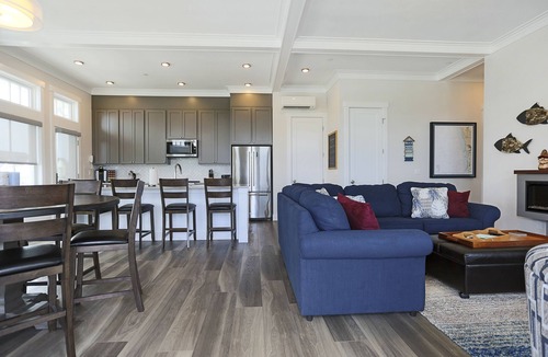 Seabrook House | New* Seabrook's Loft E Goals, a refined and relaxed home in Town Center!