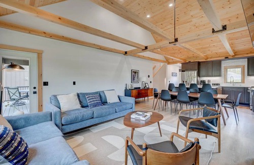 Bartlett House | New Spacious Ski Home-Hot Tub + Game Rm/Sleeps 12