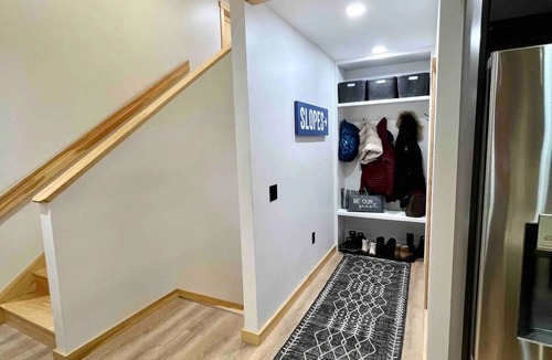 Bartlett House | New Spacious Ski Home-Hot Tub + Game Rm/Sleeps 12