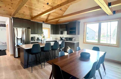 Bartlett House | New Spacious Ski Home-Hot Tub + Game Rm/Sleeps 12