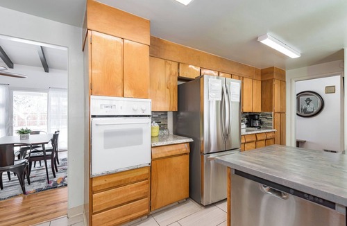 Barths House | New year discount! Close to i70. Fireplace & grill.