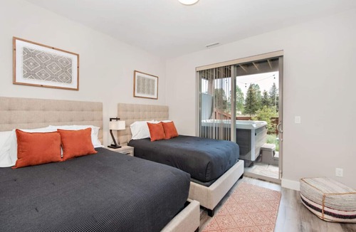 Carbondale Villa | Newly Built, Modern Condo w/Hot Tub& Large Balcony