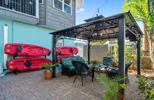 Weeki Wachee Gardens House | Newly Listed, Sleeps 12, On River W. Kayaks included, Boat Dock , Gulf Access
