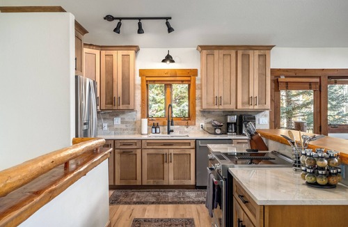 Steamboat Springs House | NEWLY Renovated Beautiful Mountain Townhome Private hot tub 1 mile from resort
