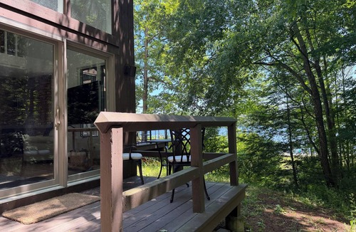 Grantham House | Newly renovated 2bd/2ba townhome in the Eastman Community.