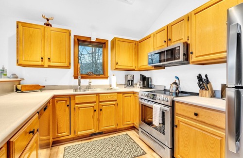 Sunday River Area Ski Chalet | Newly Updated Chalet- 5 min to Sunday River-Hottub