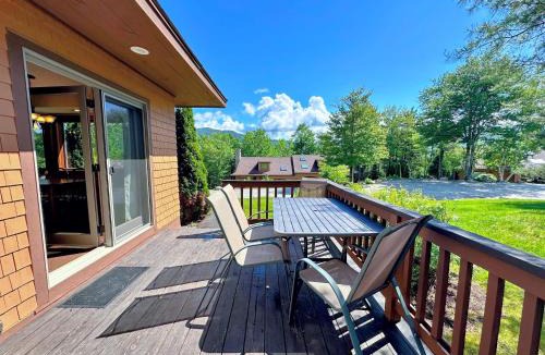 Carroll Villa | O8 Renovated Forest Cottage Townhome with great Mt Washington views fast wifi Walk to skiing