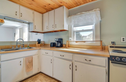 Oakland Apartment | Oakland Apt on Messalonskee Lake w/Dock Access!