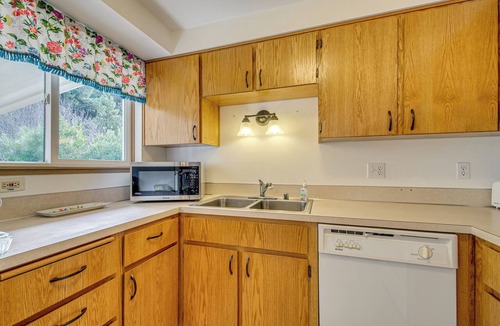 Ocean City Cottage | Ocean City Home w/Fenced Yard: 1 Mi to Beach!