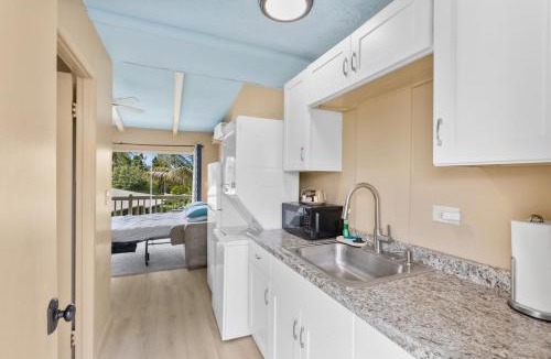 Keaukaha House | Ocean View 1BR Balcony Near Beaches & Downtown