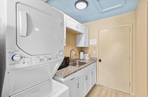 Keaukaha House | Ocean View 1BR Balcony Near Beaches & Downtown