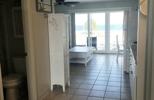 Hampton Condo | Oceanfront 1-bedroom condo on North Beach with a pool!