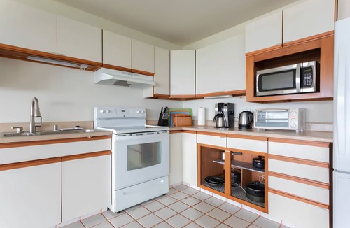 Hilo House | OCEANFRONT DUPLEX, with POOL, SAUNA and steps from BEACH