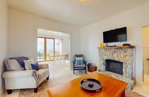 Philo House | Oceanfront Elk Cottage - Deck Views & 7 Acres