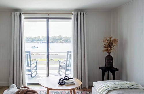 Ocean Point Hotel | Oceanfront Suite Room | Bluebird Ocean Point Inn | Private Beach Access