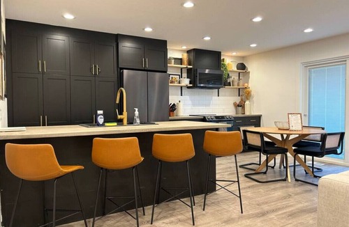 Southeast Boise House | Off-Broadway Boho Modern 3BR King Suite Huge Yard + Treehouse Near River & Downtown