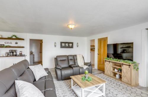 New Haven  Huron County House | Ohio Farmhouse Retreat w/Fire Pit & Patio