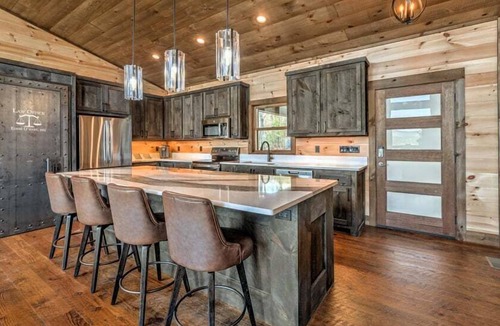 Ridgeline Vistas Cabin | Old Chicago - Al Capone Themed Experience, Views for Days, Dogs Welcome
