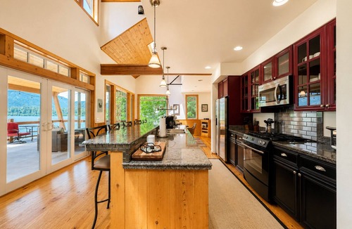 Leavenworth House | On Lake Wenatchee | Views | Hot Tub | Dogs | Dock