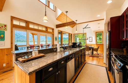 Leavenworth House | On Lake Wenatchee | Views | Hot Tub | Dogs | Dock