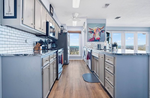 Burnet House | On Top Of SpiderMountain-2Bed/2Bath-HotTub-Gameroom.
