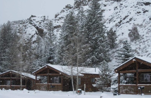 Almont Cabin | One BR Cabin with Ample Parking