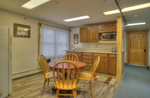 Oquossoc Hotel | Oquossoc Suite #7 | Upstairs Suite