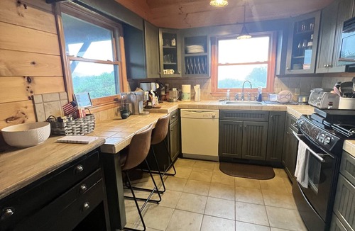 Fleetwood Cabin | Outlander themed cozy cabin, kid,pet friendly epic Mountain Views & river access