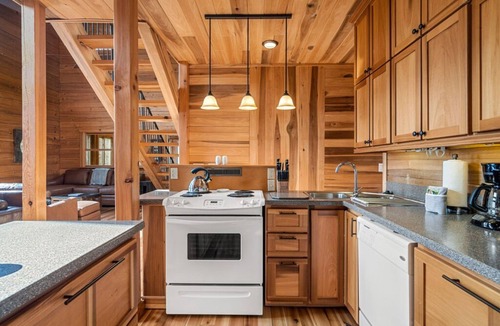 Marshall House | Overlook Mountain Retreat | Million Dollar Views, Fire Pit and Hot Tub!