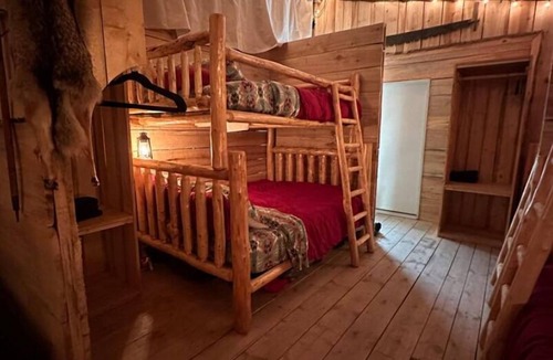Seward Cabin | Oz Lodge: Bunkhouse - Cozy, Rustic & perfect for a family or group of friends!