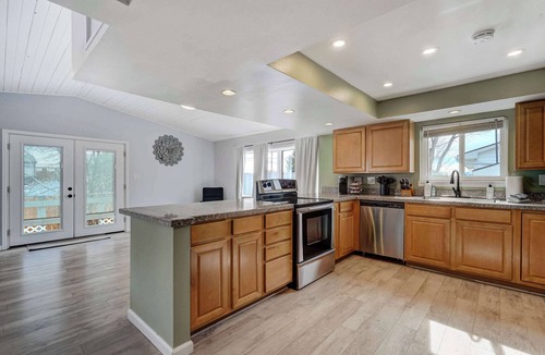 Monument House | Parkside Haven! Hot Tub , Foosball & Family Fun