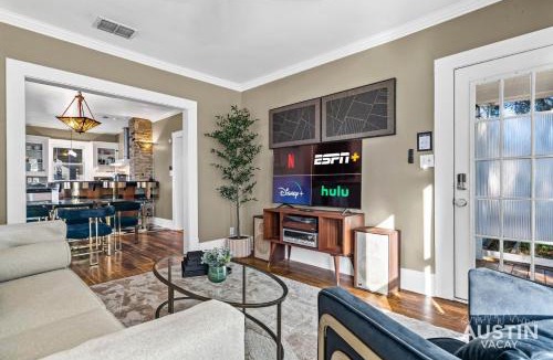 Swede Hill House | Patio 4BR 3.5BA, Pet-Friendly East Austin Near I-35 and Rainey By Austin Vacay
