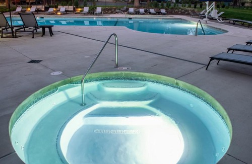 Century West House | Patio & Pool Access! Year-Round Base in Bend
