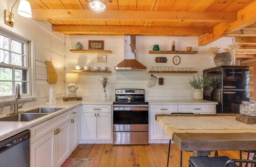 Dial Cabin | 'Peace of Aska' Cabin w/ Hot Tub & Fire Pit!