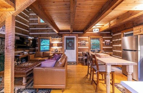 Fleetwood Cabin | Peaceful 2BR Cabin near Boone w/Hot Tub Fire Pit!