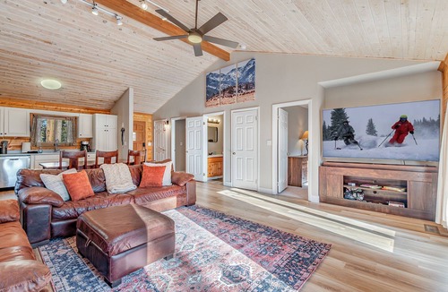 Fraser Cabin | Peaceful 4-bedroom cabin perfect for a relaxing stay in Fraser