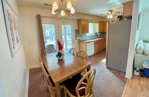Tranquil Harbour House | Peaceful cottage centrally located. 8 min walk to beach via scenic walkway,