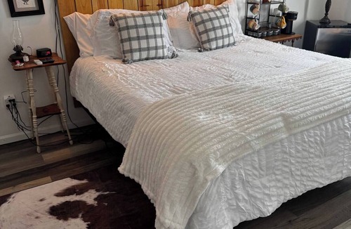 Johnstown House | Peaceful country setting close to Intel. 30 day minimum required.
