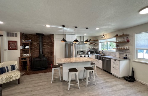 Historic District House | Peaceful Modern Mountain Retreat. Walking Distance to Downtown, Georgetown Lake