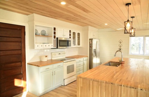 Mac Mahan House | Peaceful Open Concept 10 mins to Beach