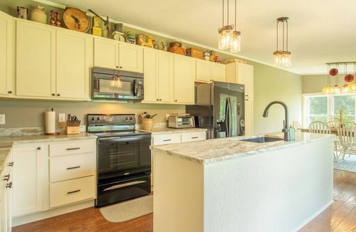Candler Cottage | Peaceful & Scenic 3 Bedroom/2 Bath Farmhouse