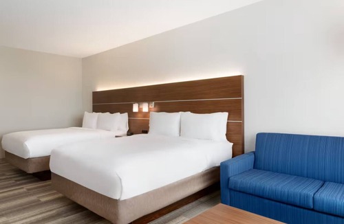 Roselawn Finance Hotel | Peaceful Weekend Haven with Free Parking for Exploring All of Cincinnati