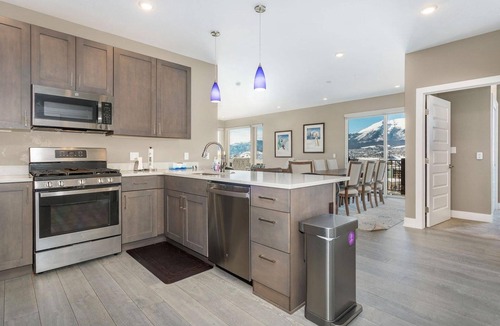 Dillon Condo | Penthouse Ski Retreat |Breathtaking Lake & Mountain Views |Fireplace |Garage |Shuttle to 6 Resorts
