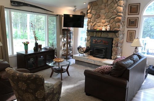 Abbott Loop House | Perfect Alaskan Retreat 5+ Bedroom on Large Secluded Property
