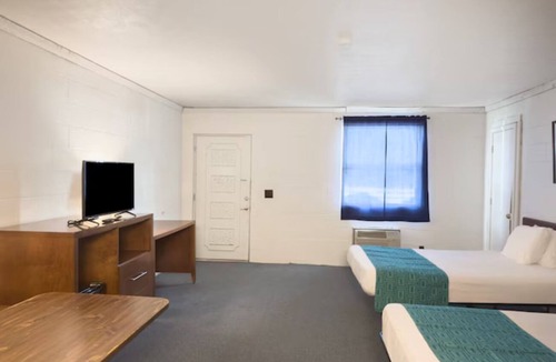 Spencer Hotel | Perfect Haven for Exploring Outdoors | Buck Knob Peak Nearby | 4 Units
