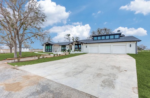 Lockhart House | Perfect luxurious 4-bedroom house with AC in cool Lockhart