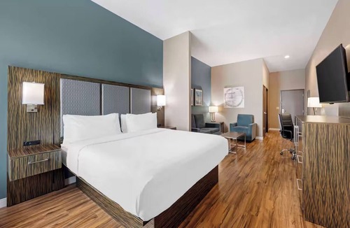 Pflugerville Hotel | Perfect Room for Weekend Escapes Close to Local Dining & 2.8 Mi to Typhoon Texas