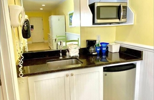 Atlantic Beach Hotel | Pet-friendly, 3 Blocks to Beach, Pool, #106