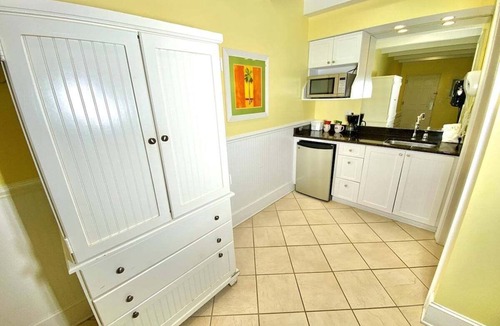 Atlantic Beach Hotel | Pet-friendly, 3 Blocks to Beach, Pool, #304
